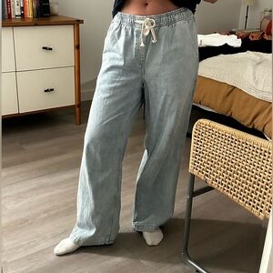 Wide Leg Light Wash Jeans